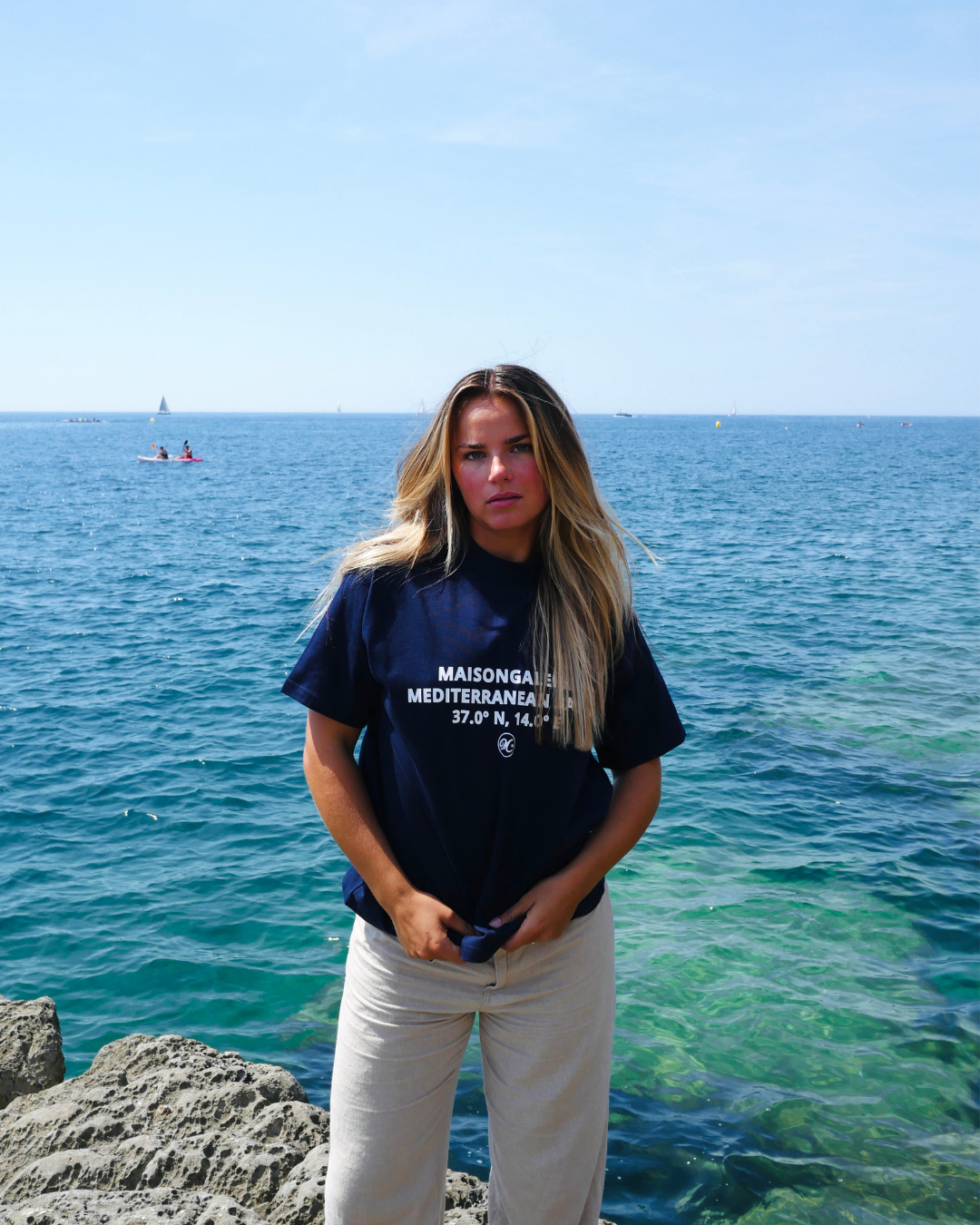 T-shirt bleu marine, motif méditerranéen