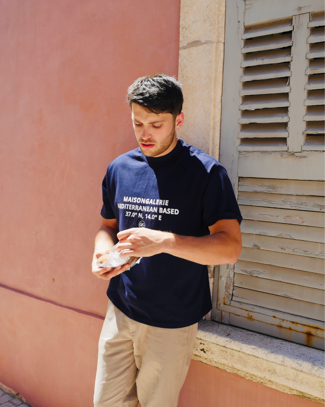 T-shirt bleu marine, motif méditerranéen