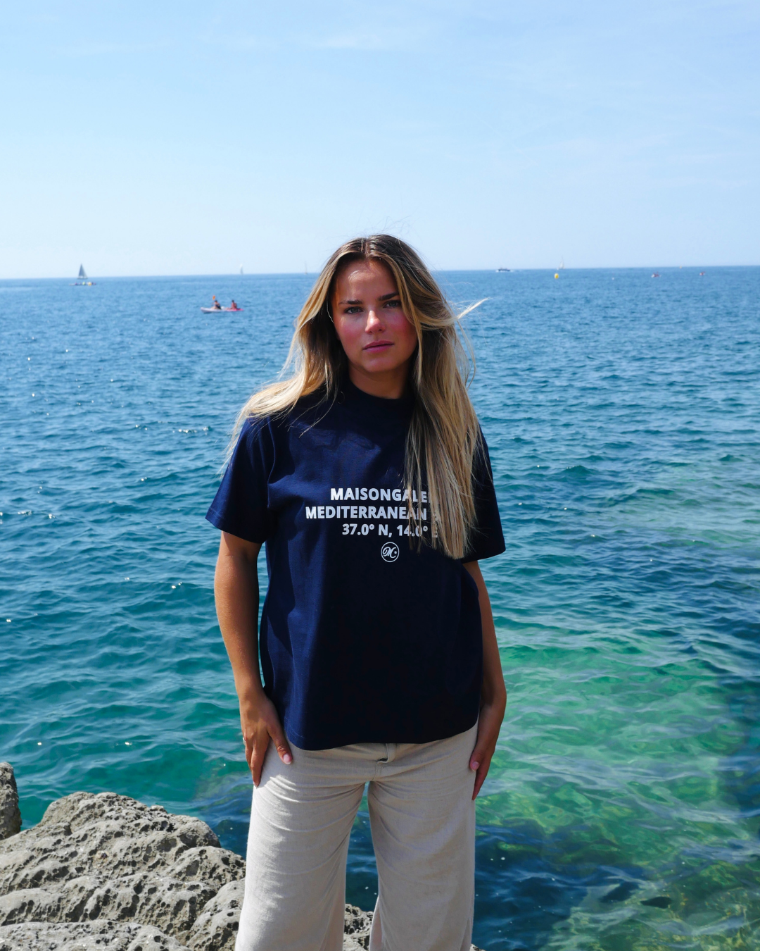 T-shirt bleu marine, motif méditerranéen